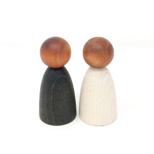 Nins Adultos en Madera Oscura